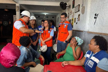 Vice-prefeita acompanha ações de apoio a moradores após desabamento de imóvel irregular em Pirajá