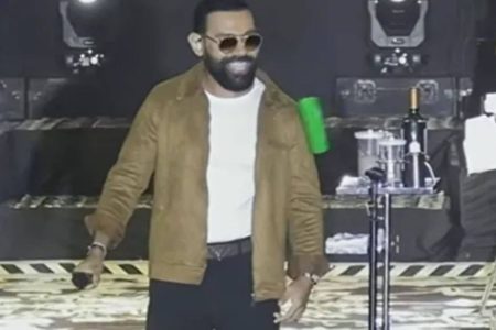 Pablo reage após ser atingido por latinha durante apresentação; suspeito foi retirado pela PM