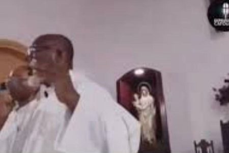 Padre desafia terremoto e consagra hóstias na Venezuela