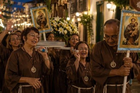 Entre Santo Antônio e Ogum: peça provoca reflexão sobre espiritualidade e sincretismo