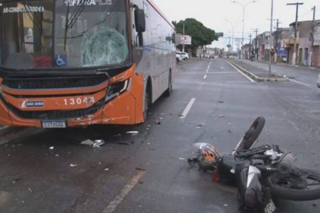 Mototaxista morre após invadir sinal e colidir com ônibus em Feira de Santana