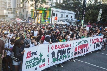 Manifestação na Avenida Paulista pede regulamentação da maconha no Brasil