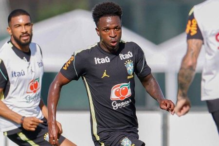 Brasil volta aos trabalhos para duelo contra Haiti sem presença de Neymar