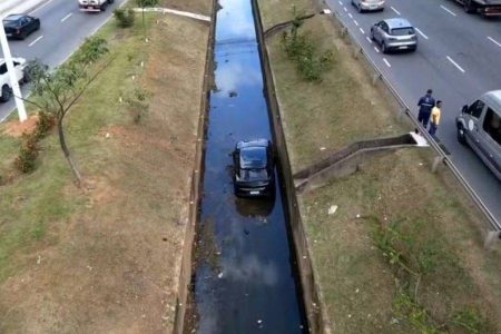 Porsche de R$ 800 mil despenca em córrego após motorista perder controle da direção em Salvador