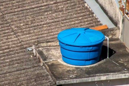 Após invadir casa da ex-companheira, homem tenta se esconder em caixa d’água e acaba preso na Bahia