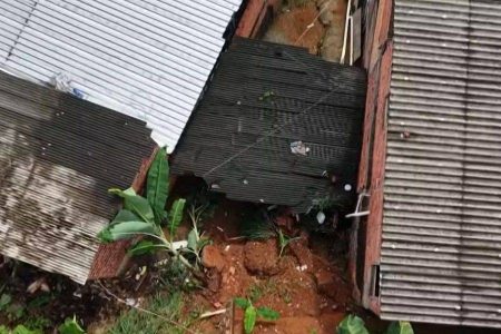 Chuvas provocam mais de 100 ocorrências em Salvador e deixam família desalojada após deslizamento