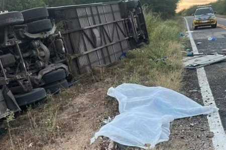Ônibus com delegação de basquete capota e mata sete atletas no Ceará