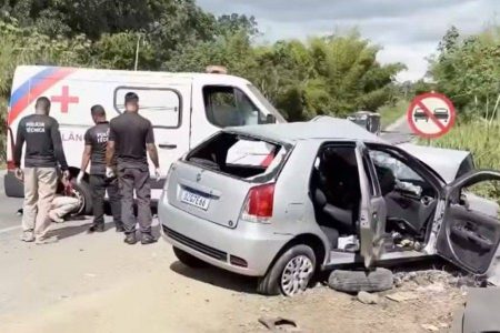 Colisão entre ambulância e carro deixa dois mortos e cinco feridos na BR-101, na Bahia