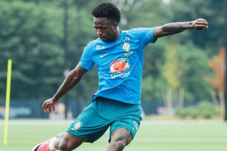Brasil inicia preparação para duelo contra Japão com oito titulares fora do treino