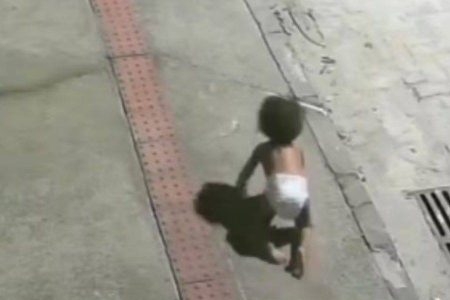 Bebê engatinha sozinha em avenida durante a madrugada e mãe é presa em Vila Velha