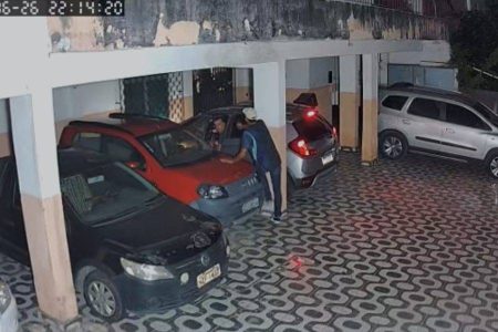 Assaltante invade garagem de prédio e leva carro de motorista em Salvador