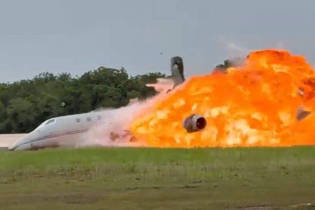 Avião explode durante pouso de emergência e deixa dois pilotos mortos na República Dominicana
