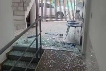 Detento quebra porta da Câmara Municipal de Teofilândia durante sessão do júri e tenta fugir
