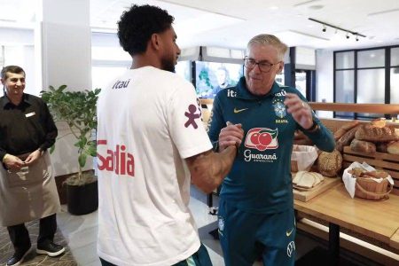 Ancelotti prioriza versatilidade e convoca Éderson após lesão de Wesley