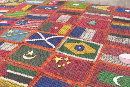 Com 32 mil tampinhas recolhidas em Salvador, artista cria bandeiras dos países da Copa