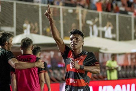 Vitória vai faturar mais de R$ 12 milhões com venda de Alisson Santos ao Napoli
