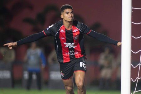 Vitória encaminha contratação definitiva de Renê após destaque na temporada