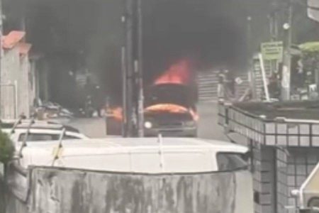 Veículo pega fogo, perde controle e provoca acidente em Brotas