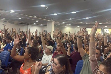 Sem acordo com escolas particulares, professores da Bahia aprovam estado de greve