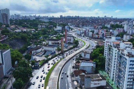 Instalação de passarela provoca bloqueios e muda circulação de ônibus no Rio Vermelho
