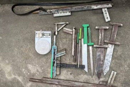 Homem procurado por sequestro é preso com armas artesanais e munição em Feira de Santana