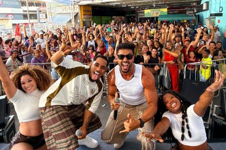 Parangolé e O Kanalha arrastam multidão na Estação da Lapa durante ação surpresa em Salvador