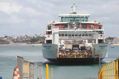 Início do São João registra longa espera no Ferry-Boat de Salvador