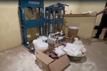 Polícia fecha laboratório de drogas e apreende 160 kg de cocaína na Bahia
