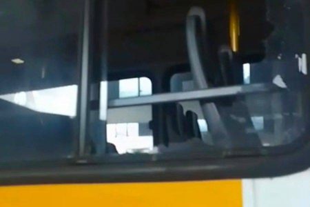 Ataque a ônibus deixa motorista ferido na Avenida Dorival Caymmi