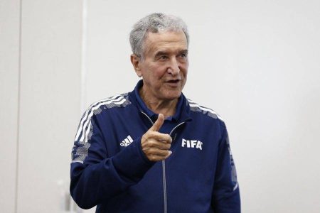 Campeão mundial com o Brasil, Carlos Alberto Parreira é internado no RJ