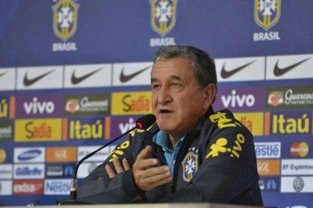 Carlos Alberto Parreira apresenta melhora clínica, mas segue na UTI, diz boletim médico