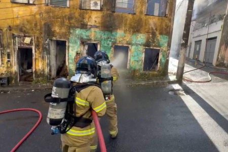 Incêndio atinge casarão abandonado e mobiliza bombeiros no Centro de Salvador