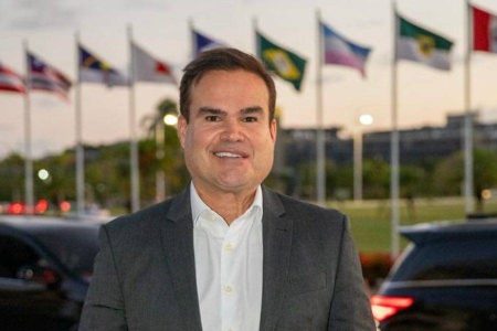 ‘Abandono’: Cacá Leão critica atraso em obras do governo no Oeste baiano