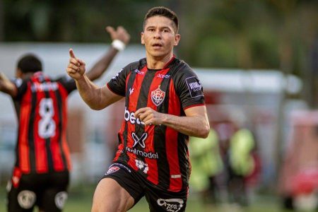 Ídolo do Vitória, Osvaldo adia aposentadoria e renova até o fim da temporada