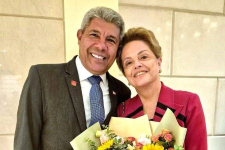 Jerônimo concede maior honraria da Bahia à ex-presidente Dilma Rousseff
