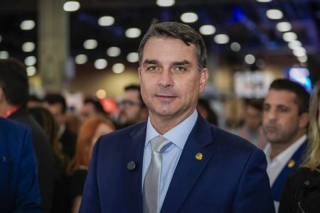 Flávio Bolsonaro nega influência em tarifas dos EUA: “A única pessoa que quer tarifa no Brasil é o Lula”