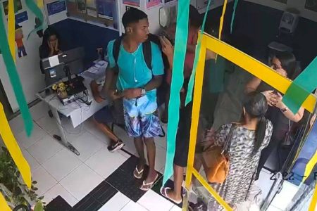 Criminosos armados invadem CRAS e roubam celulares em Itapuã