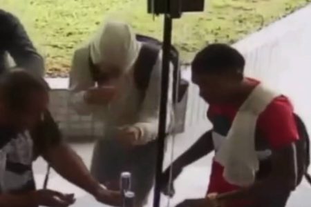 Câmeras flagram quadrilha suspeita de roubar celulares em Salvador; mulher é presa