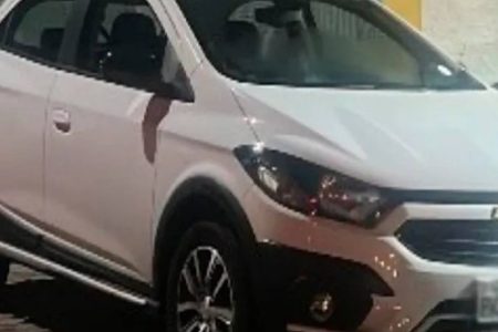 PM prende dupla após perseguição e recupera carro roubado em Vitória da Conquista