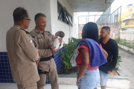 Policiais militares salvam bebê de 19 dias após engasgo em Porto Seguro