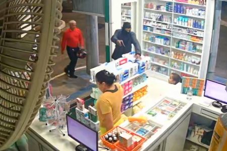 Criminosos armados invadem farmácia e fazem clientes reféns em Vitória da Conquista