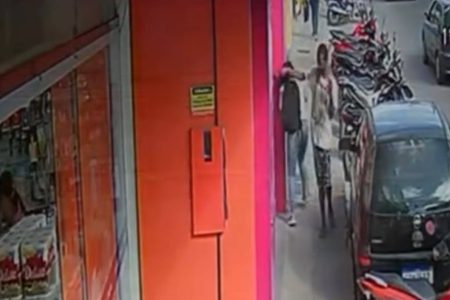 Mulher é agredida em rua de Itabela é crime é flagrado por câmeras