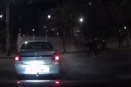 Entregador tem moto roubada por criminosos em Salvador armados e implora por reação durante assalto: “Passa por cima”