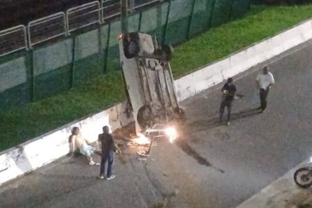 Motorista perde controle, cai de viaduto e capota próximo à Estação Pernambués