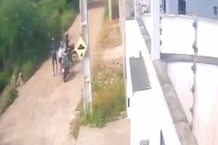 Dupla armada rouba motocicleta no bairro SIM, em Feira de Santana