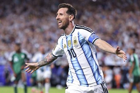 Messi marca três gols na estreia e iguala recorde histórico de Klose na Copa do Mundo