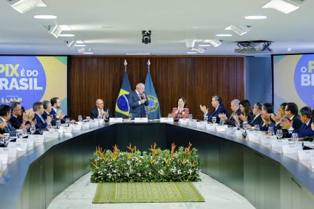 “Não podemos aceitar esse tratamento”, diz Lula em reunião ministerial sobre tarifas dos EUA