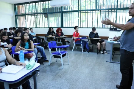 Governo fixa em R$ 5,1 mil novo piso nacional do magistério
