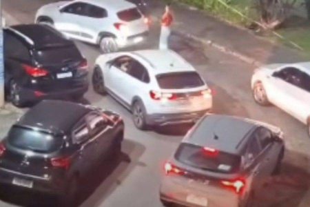Mulher desce do carro e ocupa vaga de estacionamento durante confusão no Dia dos Namorados de Salvador