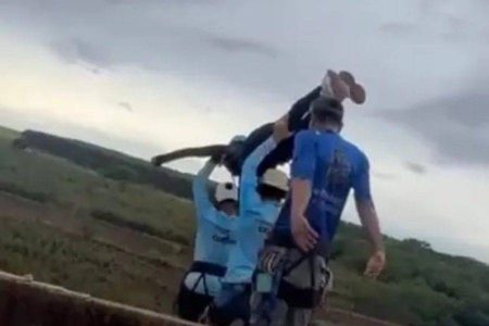 Esqueceram a corda! Jovem morre após ser jogada de ponte cair 40 metros em Rope Jump